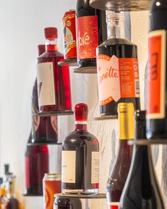 <p>
	Readers' Preview: First Look (and First Taste) at Winona
</p>
