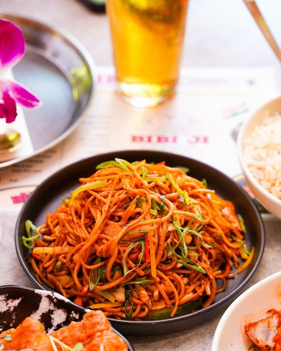 <p>
	Readers&rsquo; Dinner at Bibi Ji: Henna, Traditional Drums and Belly Dancers
</p>
